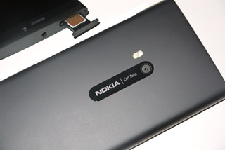 Lumia 920 Rückseite und SIM-Schacht
