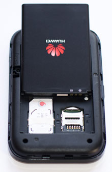 SIM Schacht und Akku des R215