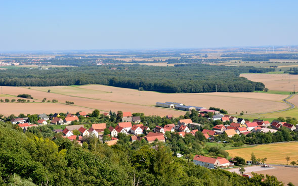 Dorf im ländlichen Raum mit Wald