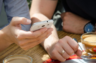 mobiles Internet unterwegs im Cafe