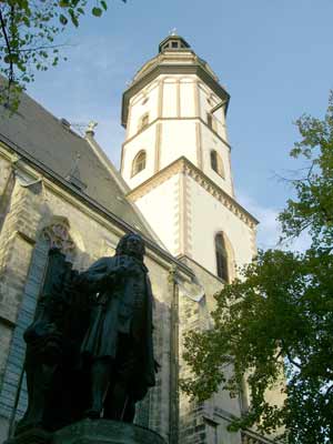 Leipzig Thomaskirche mit Bachdenkmal | Bild: lte-anbieter.info
