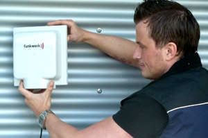 Die Funkwerk-LTE-Antenne bei der Installation Die Funkwerk-LTE-Antenne bei der Installation