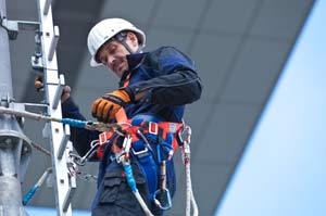 Techniker bei LTE-Mast-Ausbau