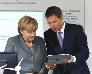 Merkel begutachtet Video-Übertragung in HD mit Obermann Merkel begutachtet Video-Übertragung in HD mit Obermann