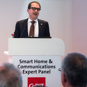 Minister Dobrindt auf der Cebit