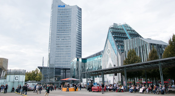 Universitätskirche Leizigi und MDR-Hochhaus