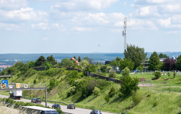Autobahn mit Funkmast