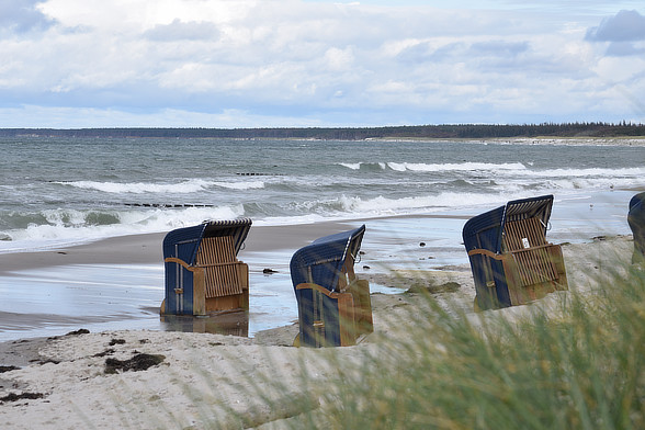 Strandkörbe am Meer