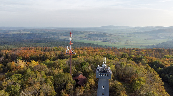 Funkmast im Wald