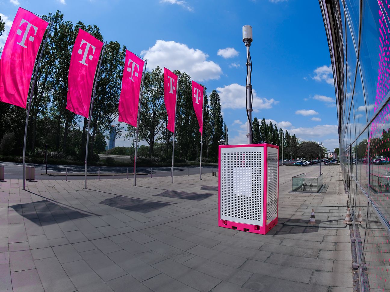 Mobilfunk-Mast-to-go der Deutschen Telekom auf dem MWC 2024